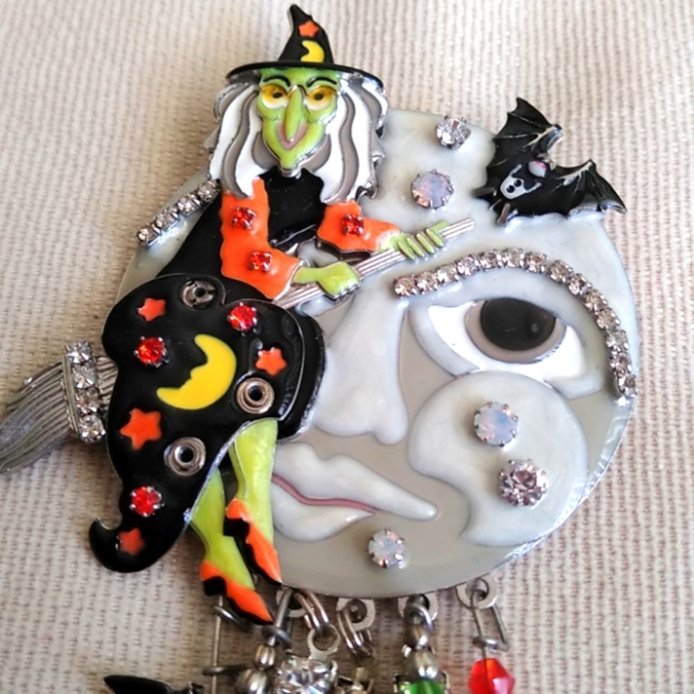 LATR2GO WITCH ON THE MOON PIN/ENHANCER - Picture 4 of 12